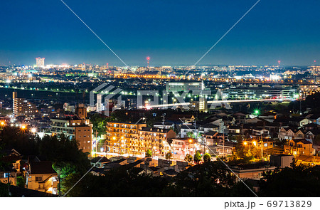 東京郊外の住宅地　夜景 69713829
