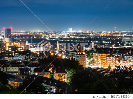 東京郊外の住宅地　夜景 69713830