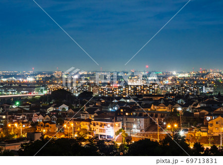 東京郊外の住宅地　夜景 69713831