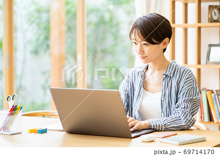 リビングでテレワーク中の女性 69714170