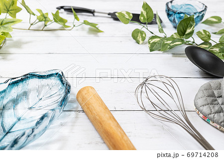 テキストスペースを囲ったキッチン用品 69714208