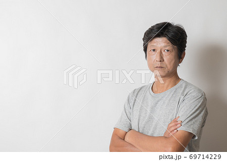 腕組みした中年男性 腕組みした中年男性 69714229