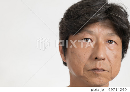 シミやしわがある中年男性 69714240