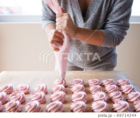 The recipe for home-made Russian marshmallows (Zephyr). 69714244