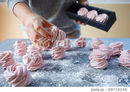 The recipe for home-made Russian marshmallows (Zephyr). 69714249