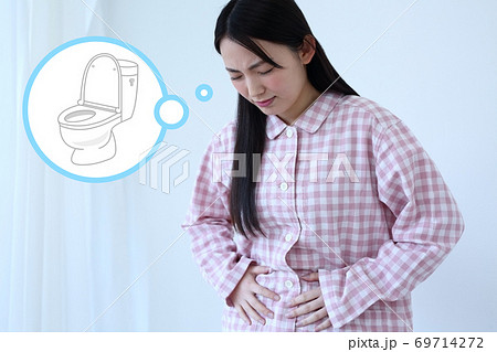 お腹が痛いパジャマ姿の女性イメージ 69714272