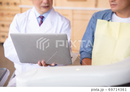 歯医者と男性患者 歯医者と男性患者 69714361