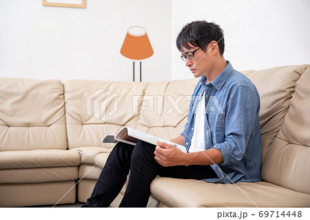 待合室で雑誌を読む男性 69714448