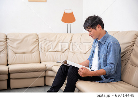 待合室で雑誌を読む男性 69714449