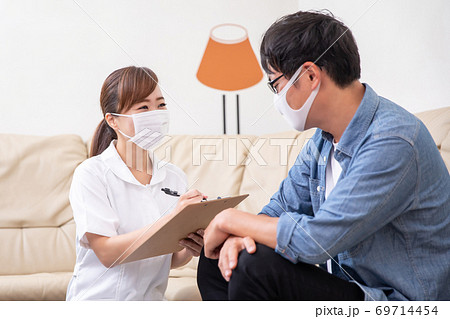 問診票に記入する看護師と患者 問診票に記入する看護師と患者 69714454