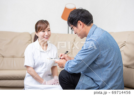 問診票に記入する看護師と患者 問診票に記入する看護師と患者 69714456