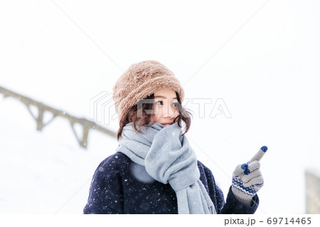 雪の降る五稜郭の旅行者 雪の降る五稜郭の旅行者 69714465