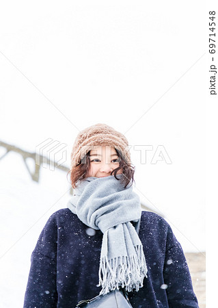 雪の降る五稜郭の旅行者 69714548