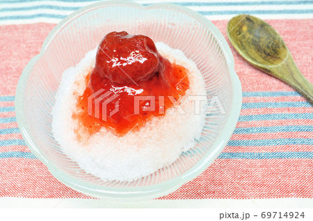 いちごソースのかき氷 69714924