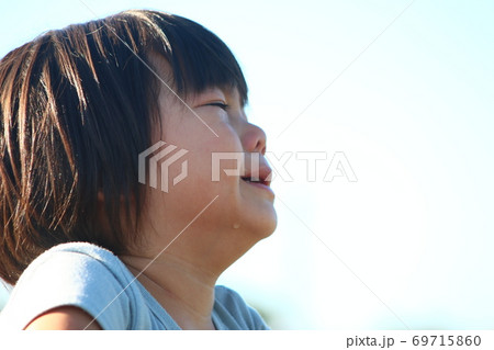 空に向かって号泣する3歳の男の子 69715860