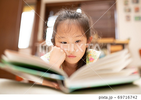 部屋で本を読む子供 69716742