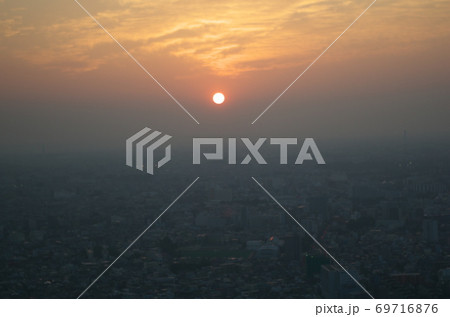 都会の夕焼け空がきれいです。 69716876