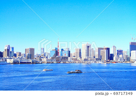 東京都、レインボーブリッジから見た東京港と東京タワーの風景 69717349