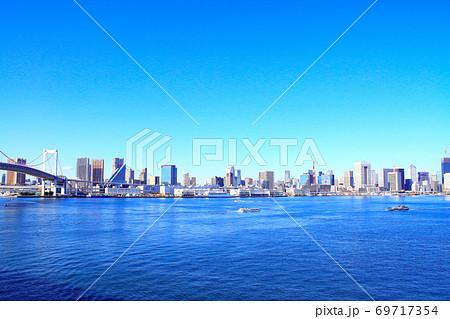 東京都、レインボーブリッジから見た東京港と東京タワーの風景 東京都、レインボーブリッジから見た東京港と東京タワーの風景 69717354
