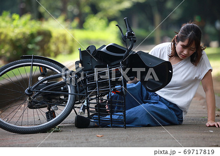 自転車で転倒する女性 69717819