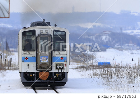 冬の釧網本線と流氷 69717953