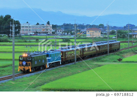 薄明の秩父路を走り抜ける急行「三峰51号」_2020/9/5撮影 薄明の秩父路を走り抜ける急行「三峰51号」_2020/9/5撮影 69718812