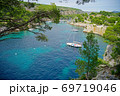 透き通った海とそこに浮かぶ船 69719046
