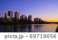 夕暮れ時の川沿いにあるオフィス街 69719056