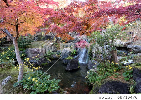 秋のけいはんな記念公園 紅葉と滝 秋のけいはんな記念公園 紅葉と滝 69719476