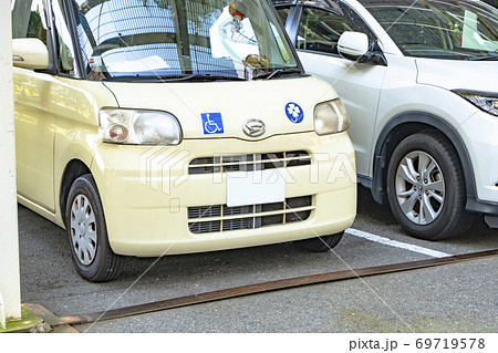 車椅子マークと障害者マークのステッカーのある福祉車両の写真素材