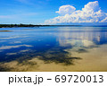 夏の空と入道雲、それを反射するシキホール島の青い海 69720013