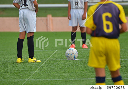 少年サッカー試合19 キックオフ の写真素材