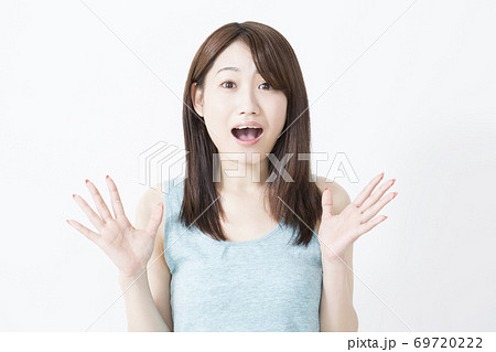 驚く女性 69720222