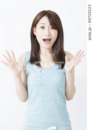 驚く女性 69720223