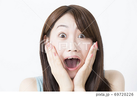 驚く女性 驚く女性 69720226