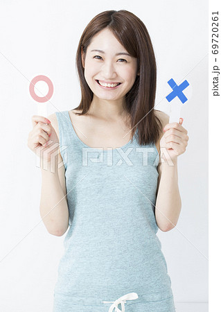 丸バツプレートを持つ女性 丸バツプレートを持つ女性 69720261