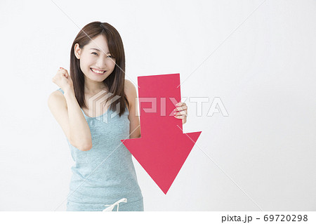 矢印を持つ女性 69720298