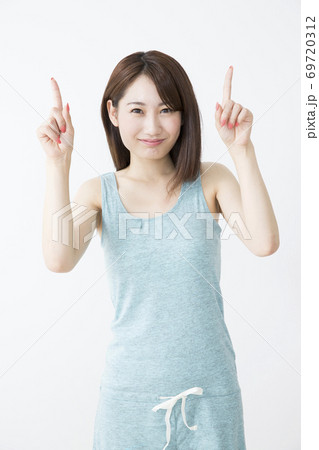 指差しをする女性 指差しをする女性 69720312