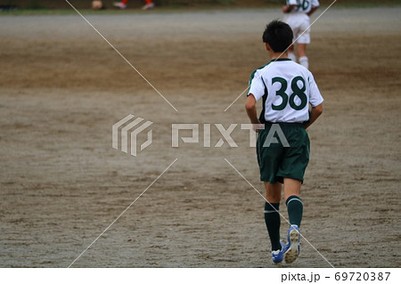 サッカー少年の後ろ姿 69720387