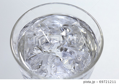 コップに入った水と氷の写真素材 [69721211] - PIXTA
