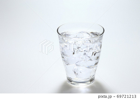 コップに入った水と氷 69721213