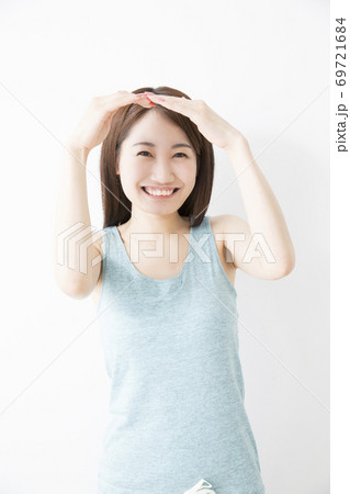 丸マークの女性 丸マークの女性 69721684