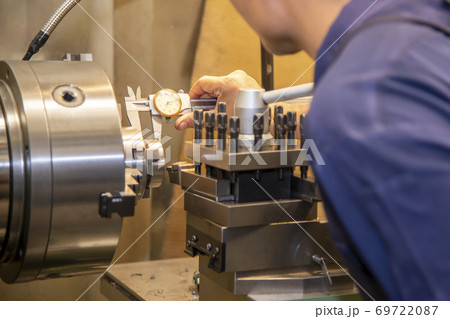 The skill operator measuring the turning parts. The skill operator measuring the turning parts. 69722087