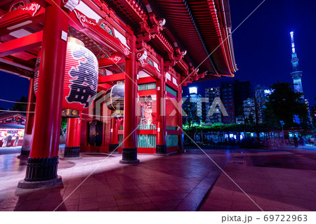 東京 浅草寺 夜の宝蔵門とスカイツリーの写真素材