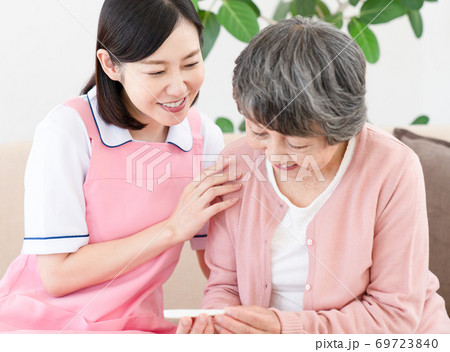 シニアの体温測定 シニアの体温測定 69723840