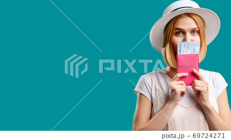 summer holiday vacation tour happy woman 69724271