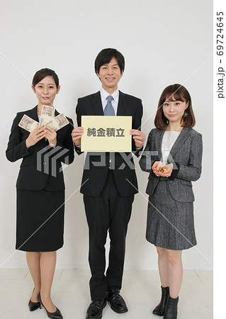 純金積み立てで儲けたビジネスパーソン 69724645