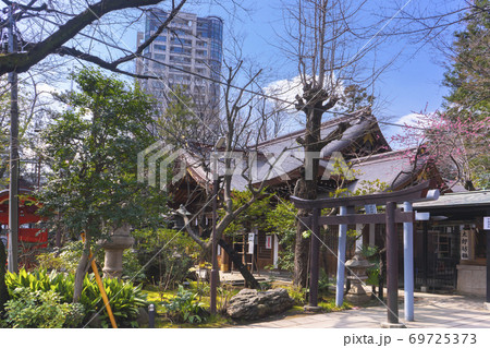[東京・愛宕] 東京の愛宕神社を祀る太郎坊者の末社の鳥居 69725373