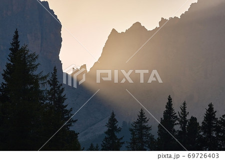 Sunrise between mountain cliffs 69726403