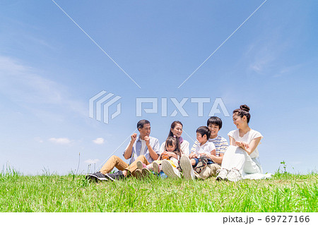 三世代家族、青空、座る 69727166